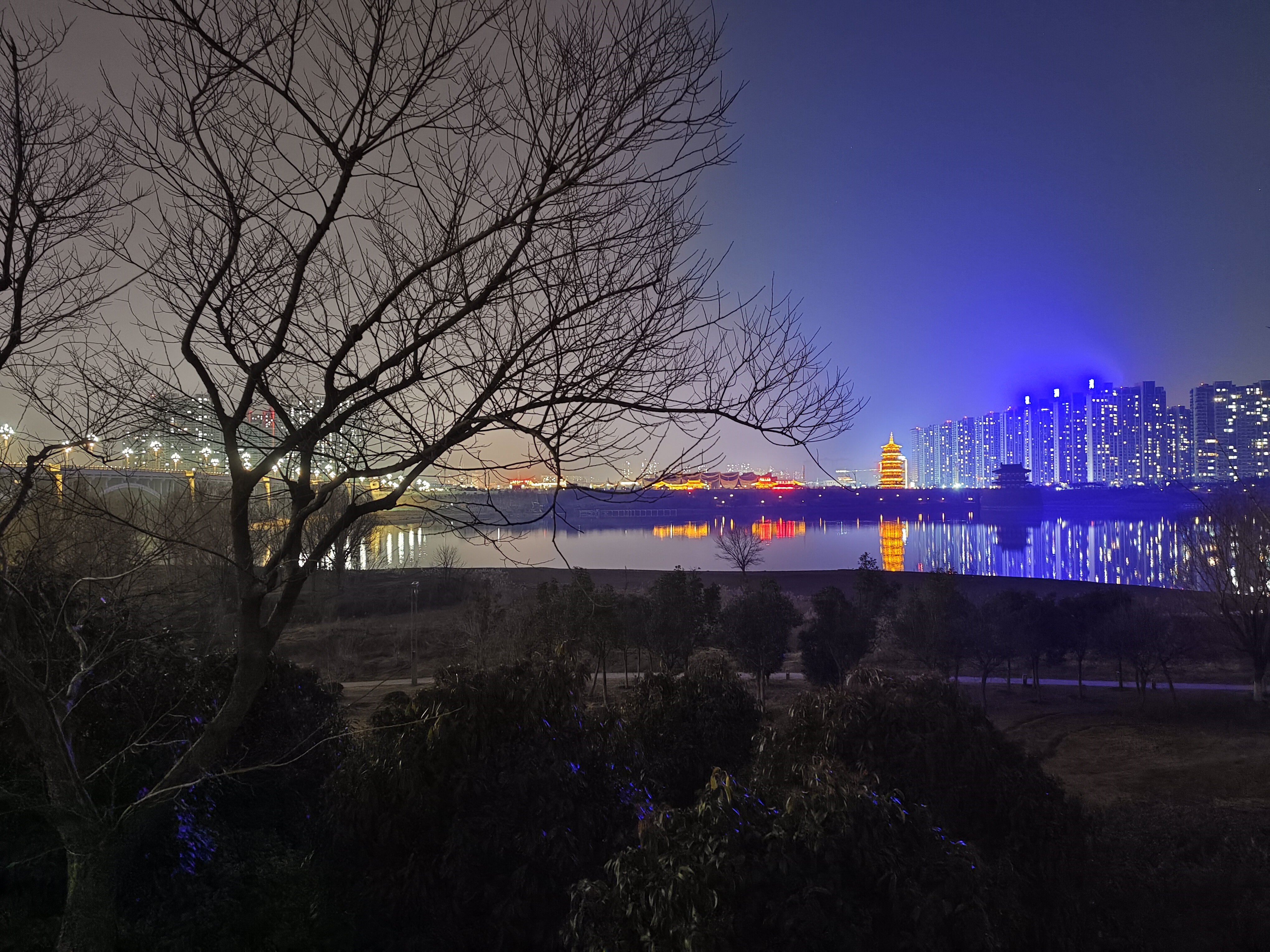 夜晚的洛河岸