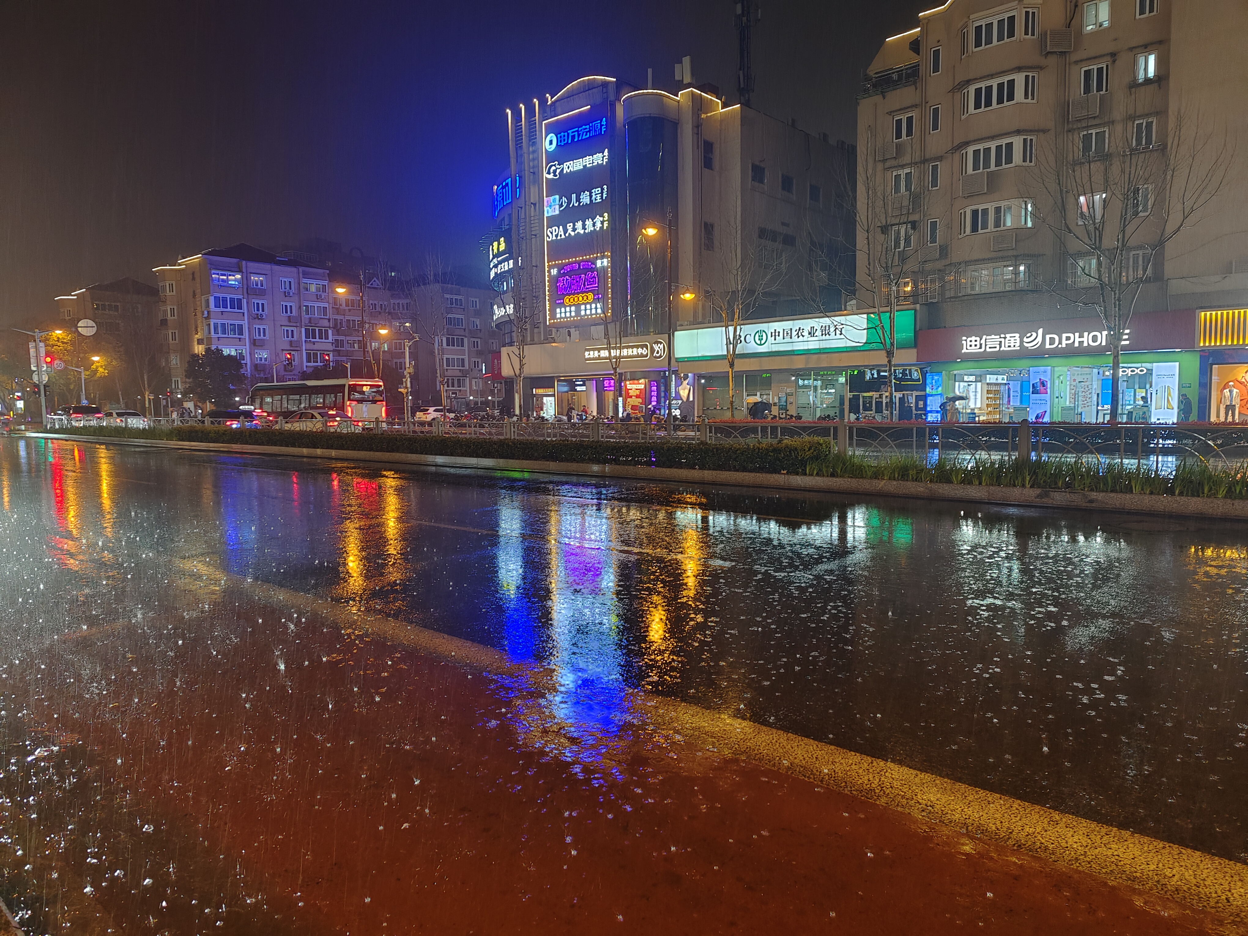 下班路上哗啦啦的大雨